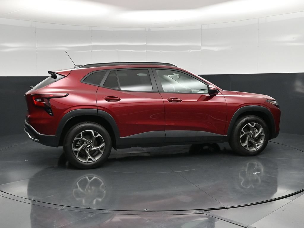 Used 2025 Chevrolet Trax LT w/ LT Convenience Package FWD image 3