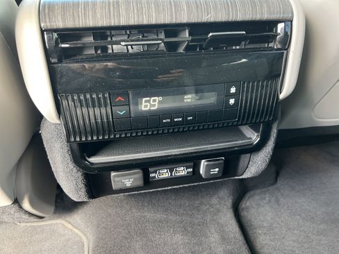 Used 2023 Jeep Wagoneer Series II AWD/4WD image 14