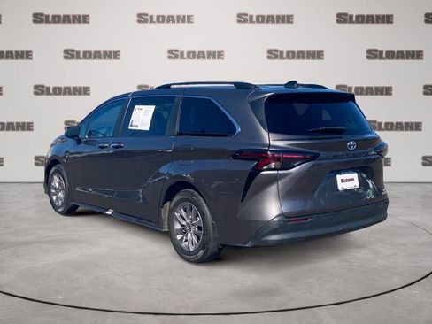 Used 2024 Toyota Sienna XLE FWD image 3