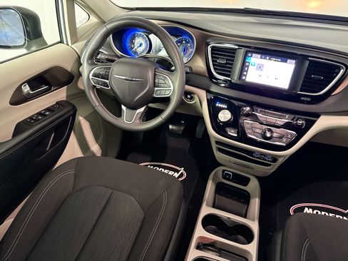 Used 2023 Chrysler Voyager LX image 29