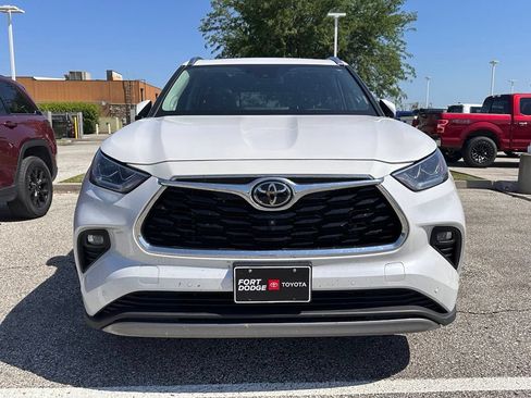 Used 2023 Toyota Highlander Platinum AWD/4WD image 2