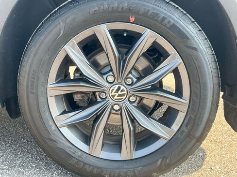 Used 2022 Volkswagen Tiguan SE w/ Panoramic Sunroof Package image 14
