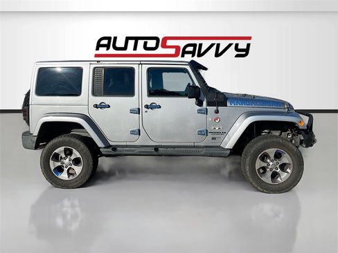 Used 2016 Jeep Wrangler Unlimited Sahara w/ Connectivity Group image 8