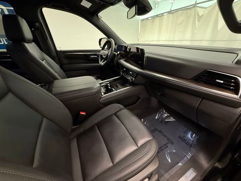 Used 2025 Chevrolet Suburban Z71 image 8