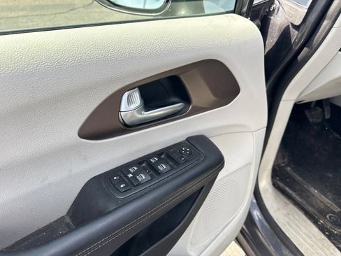 Used 2017 Chrysler Pacifica Touring-L Plus FWD image 11