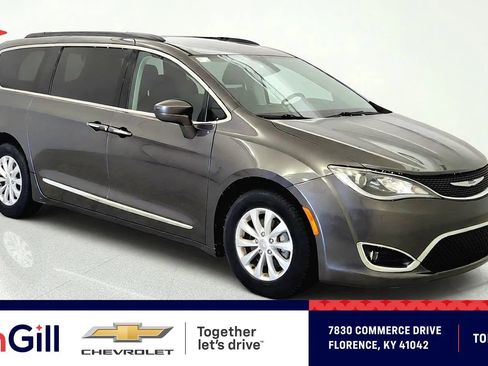 Used 2017 Chrysler Pacifica Touring-L FWD image 1