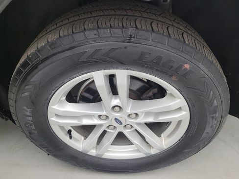 Used 2022 Ford Explorer XLT w/ Equipment Group 202A AWD/4WD image 31