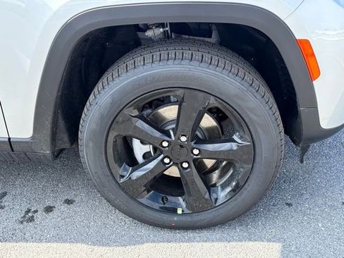 New 2026 Jeep Grand Cherokee Limited w/ Limited Altitude Package AWD/4WD image 15