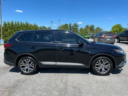 Used 2017 Mitsubishi Outlander SE AWD/4WD image 2