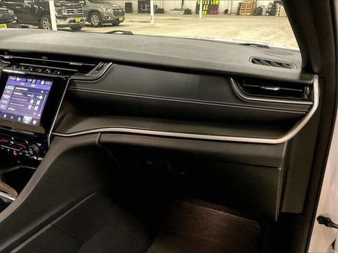 Used 2023 Jeep Grand Cherokee Altitude image 15