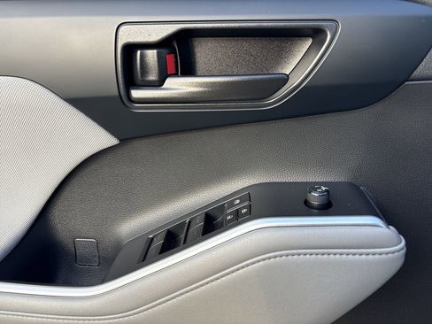 Used 2023 Toyota Highlander LE image 12