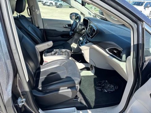 Used 2020 Chrysler Pacifica Touring-L FWD image 9