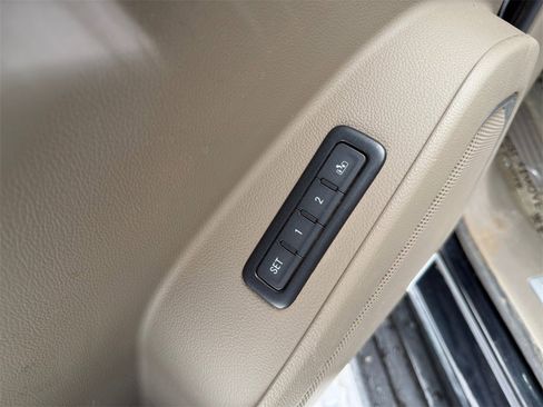 Used 2018 Chevrolet Suburban LT image 17