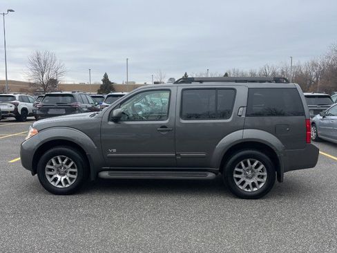 Used 2008 Nissan Pathfinder SE image 2