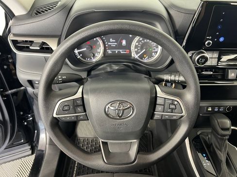 Used 2024 Toyota Highlander LE image 19