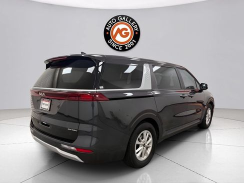 Used 2024 Kia Carnival LX FWD image 3