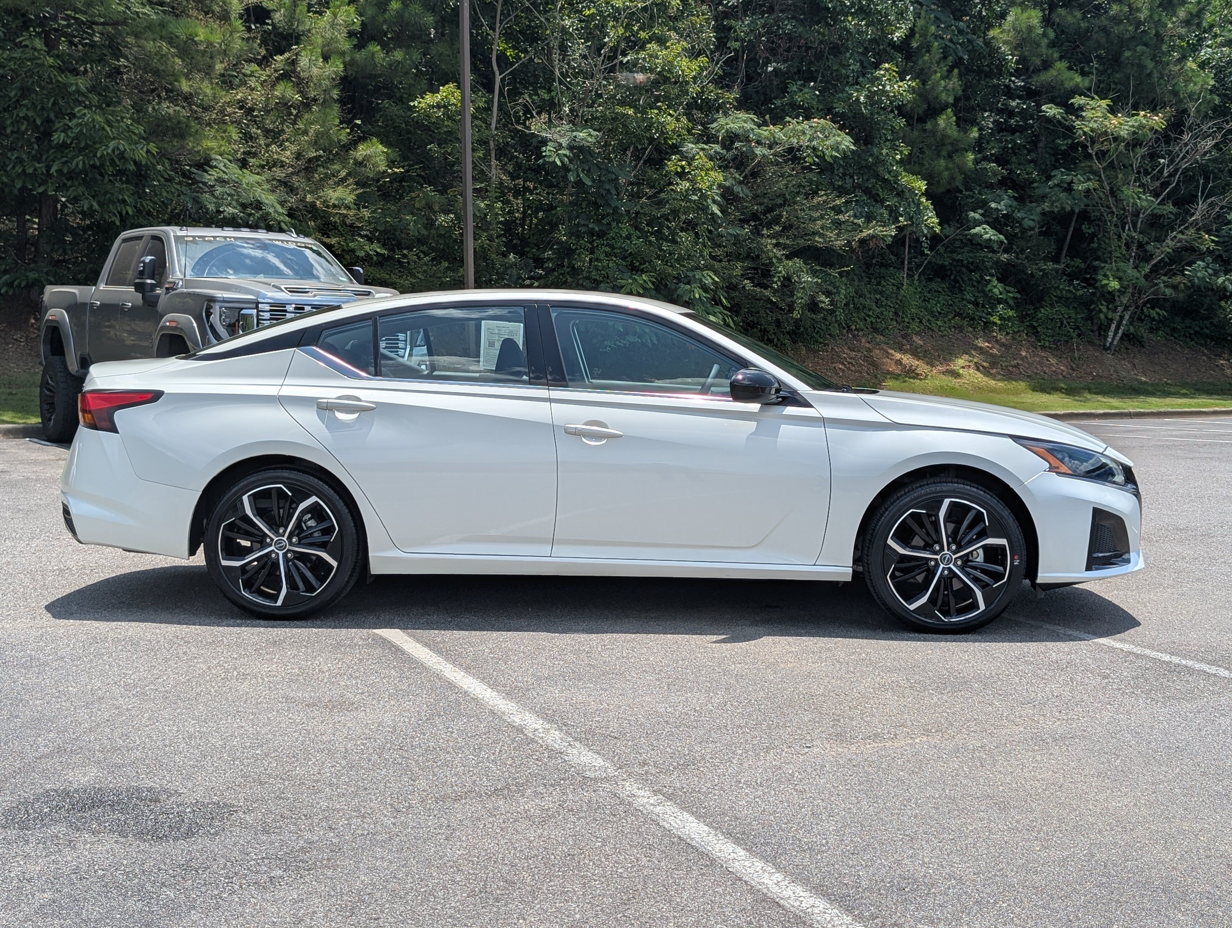 Used 2025 Nissan Altima 2.5 SR FWD image 10