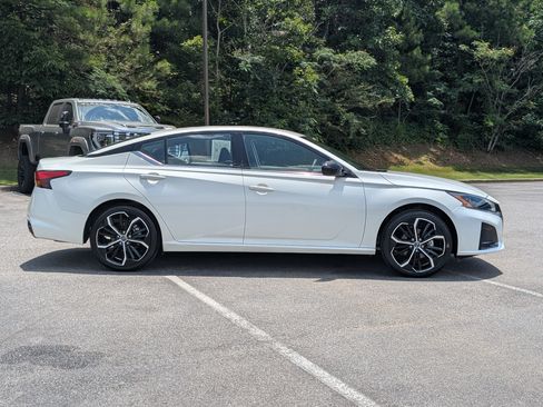 Used 2025 Nissan Altima 2.5 SR FWD image 10