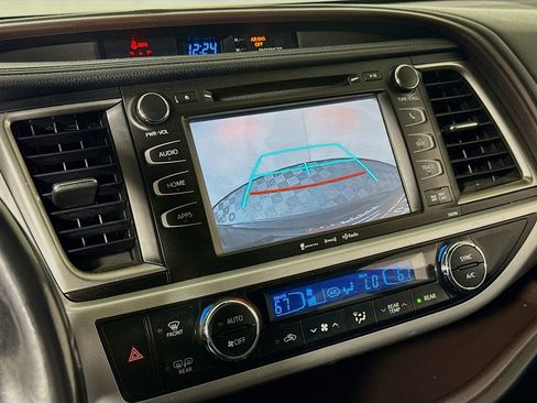 Used 2019 Toyota Highlander XLE AWD/4WD image 14