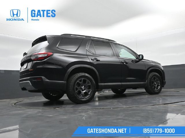 Used 2025 Honda Pilot TrailSport image 40