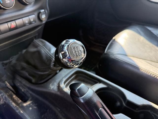 Used 2013 Jeep Wrangler Unlimited Rubicon AWD/4WD image 4