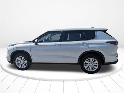 New 2026 Mitsubishi Outlander ES image 7
