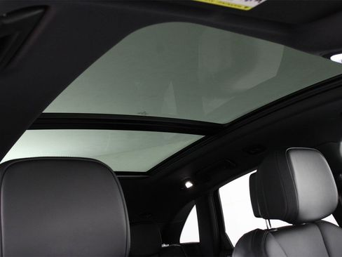 Used 2025 Porsche Macan image 25