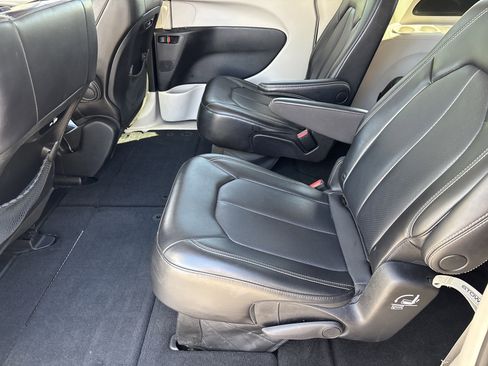 Used 2023 Chrysler Pacifica Touring-L image 16