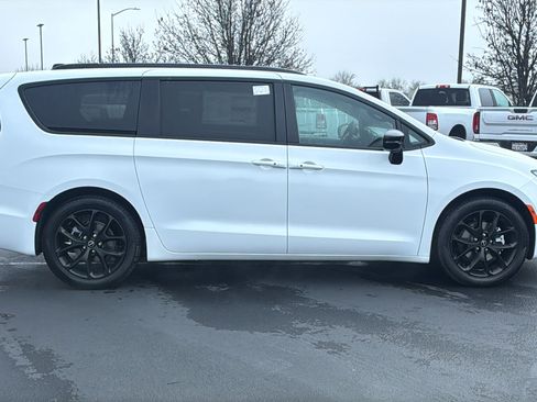 New 2026 Chrysler Pacifica Limited w/ Uconnect Theater Family Group image 2