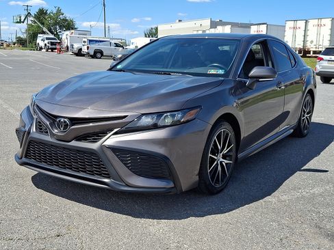Used 2024 Toyota Camry SE FWD image 3