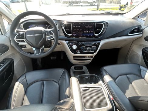 Used 2023 Chrysler Pacifica Touring-L FWD image 20
