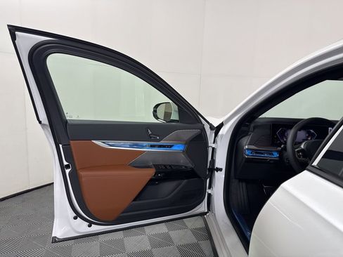 Used 2025 BMW 760i xDrive w/ Executive Package image 27