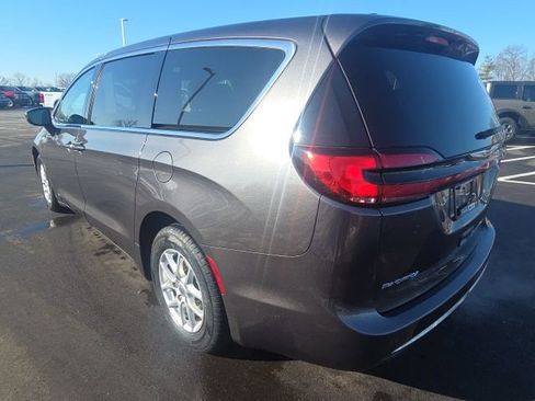 Used 2023 Chrysler Pacifica Touring-L image 3