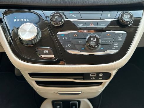 Used 2017 Chrysler Pacifica Touring-L FWD image 31