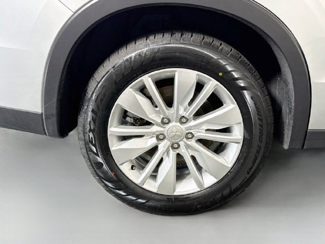 Used 2025 Mitsubishi Outlander ES FWD image 32