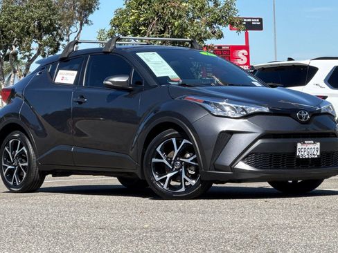 Used 2022 Toyota C-HR XLE image 1