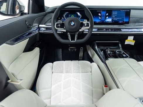 Used 2025 BMW 760i xDrive w/ Executive Package image 4