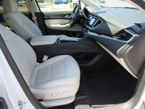 Used 2022 Buick Enclave Essence FWD image 10