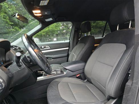 Used 2017 Ford Explorer XLT image 2