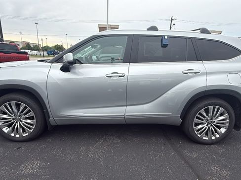 Certified 2024 Toyota Highlander Platinum AWD/4WD image 4
