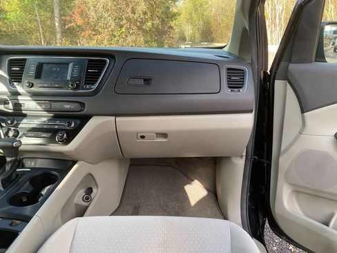 Used 2018 Kia Sedona L image 26