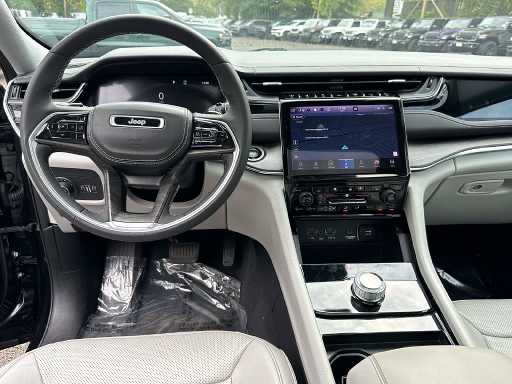 Used 2023 Jeep Grand Cherokee Overland RWD image 18