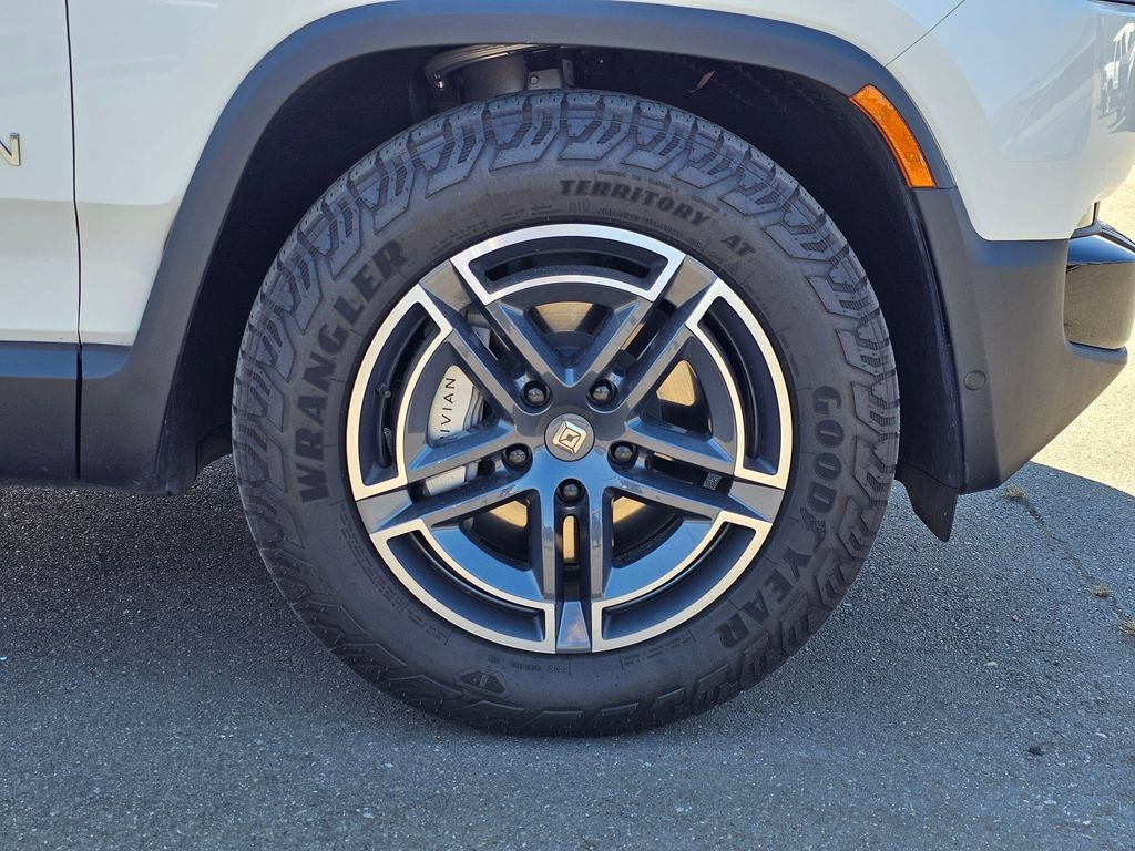 Used 2025 Rivian R1S Adventure Dual AWD/4WD image 9