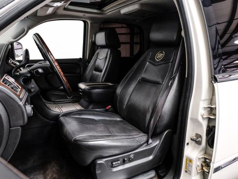 Used 2013 Cadillac Escalade Platinum RWD image 40