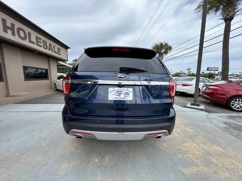 Used 2017 Ford Explorer XLT w/ Equipment Group 202A image 3