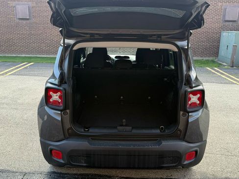 Used 2018 Jeep Renegade Latitude FWD image 31