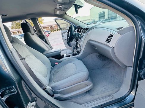 Used 2009 Chevrolet Traverse LT FWD image 25