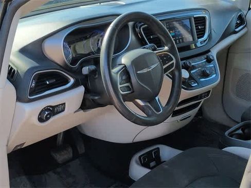 Used 2020 Chrysler Pacifica Touring image 10