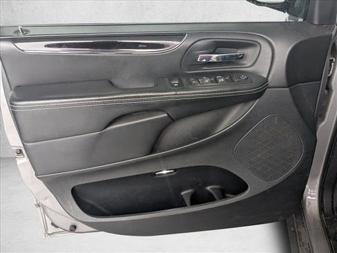 Used 2015 Dodge Grand Caravan SXT image 18