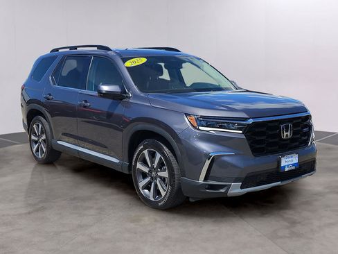 Certified 2025 Honda Pilot Touring image 3